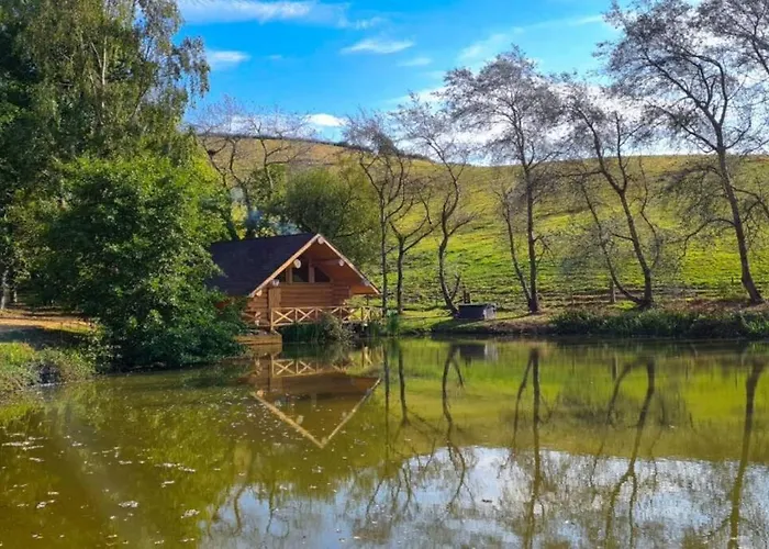 Log Cabin/Hot Tub On Private Lake Jurassic Coast